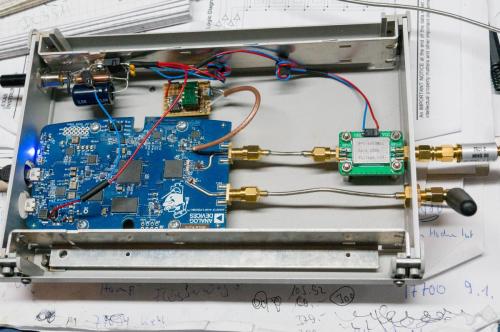 PlutoSDR in ein Metallgehäuse umgezogen, auf externe Stromversorgung umgestellt und 40MHz Quarzofen 10ppb  Geschlossenes Gehäuse 